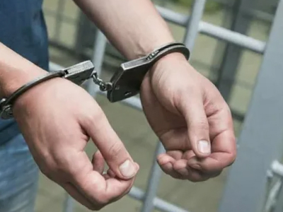 Мужчина в наручниках